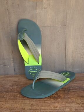 EUC Havaianas Sandals Men's sz 11/12 Urban Print Green/Yellow Flip Flops
